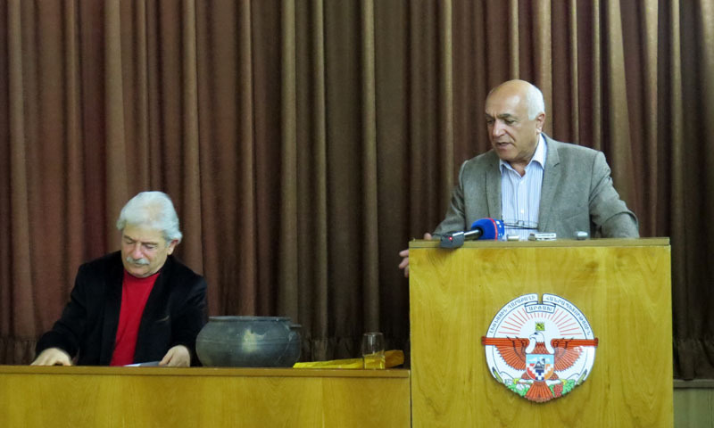 Гамлет Петросян, руководитель экспедиции по изучению Тигранакерта. Гамлет Петросян, руководитель экспедиции по изучению Тигранакерта.