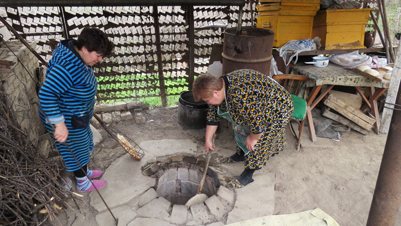 Донара, невестка Размика (слева) и Зоя, супруга пекут хлеб.