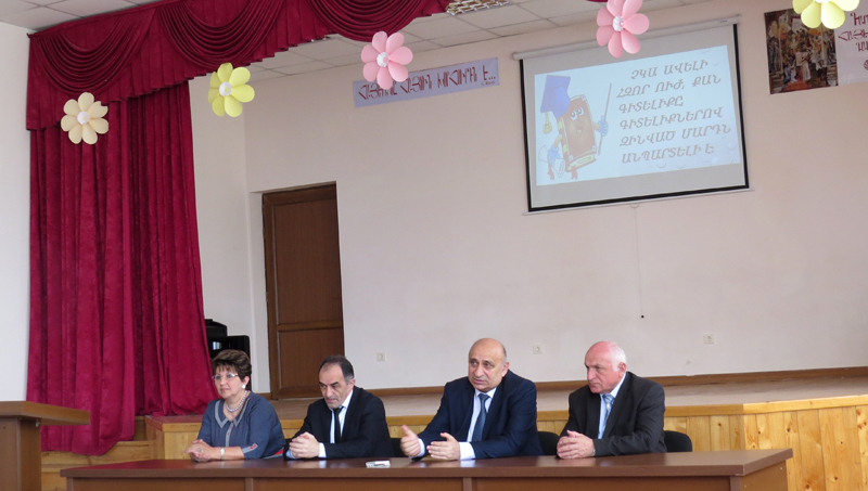 Приветсвенное слово министра просвещения НКР г-на Асряна (второй справа).