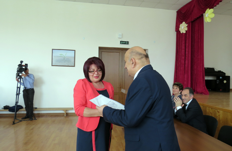 Награждение педагога Степанакертской школы №3 г.Степанакерта Гоар Маилян. Награждение педагога Степанакертской школы №3 г.Степанакерта Гоар Маилян.