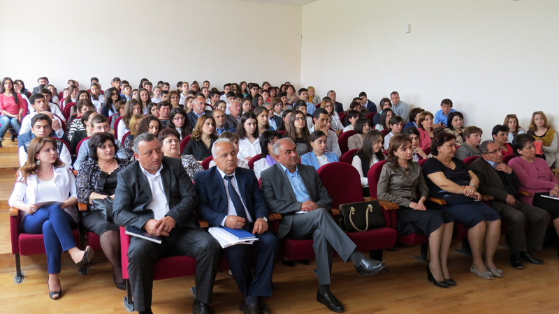 В зале. В зале.