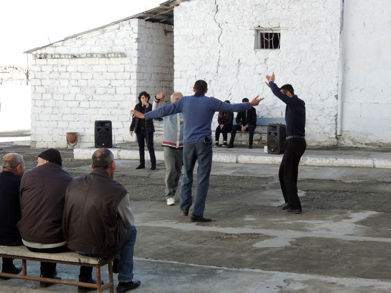 А когда зазвучала весёлая, зажигательная музыка, некоторые из осужденных не выдержали и пустились в пляс…