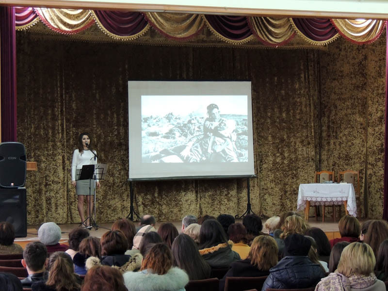 Студентка 3 курса факультета русской филологии Мери Мовсисян исполняет песню на Стихи Ахматовой Приходи на меня посмотреть