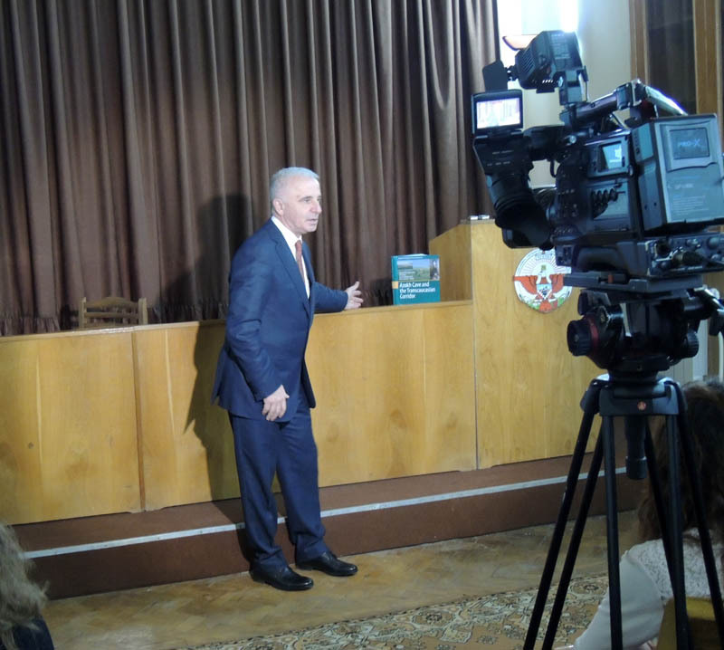 Заведующий лабораторией этногеномики Института молекулярной биологии Национальной академии наук Армении Левон Епископосян рассказывает о работе над книгой. Заведующий лабораторией этногеномики Института молекулярной биологии Национальной академии наук Армении Левон Епископосян рассказывает о работе над книгой.