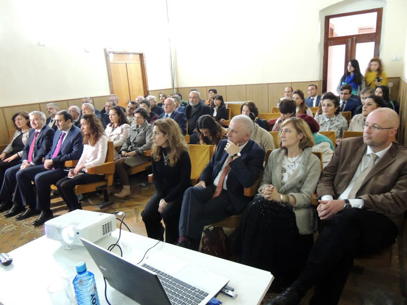 Авторы книги (справа в первом ряду), представители влатсей НКР (ревый ряд слева), приглашённые. На презентации книги. Авторы книги (справа в первом ряду), представители влатсей НКР (ревый ряд слева), приглашённые. На презентации книги.