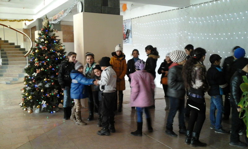 В холле Дворца молодёжи. Дети  нехотя расходятся...