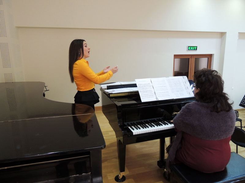 Анна исполняет песню Анна исполняет песню