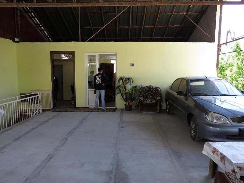 Государство подарило Самвелу новый легковой автомобиль. Самвел немного на ней поездил, но скоро запорол движок и теперь машина стоит у него во дворе, ждёт, когда дойдут руки хозяина до ремонта Государство подарило Самвелу новый легковой автомобиль. Самвел немного на ней поездил, но скоро запорол движок и теперь машина стоит у него во дворе, ждёт, когда дойдут руки хозяина до ремонта