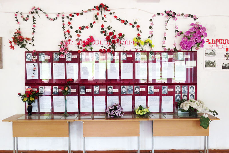 Стенд с фотографиями погибших Мец Тагерцев в Карабахской войне.