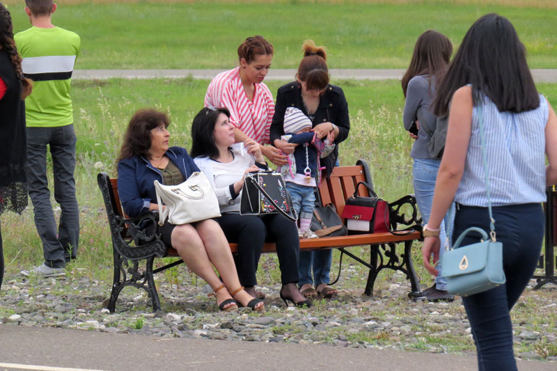 Можно и сидя на скамейке понаблюдать за шоу в небе.