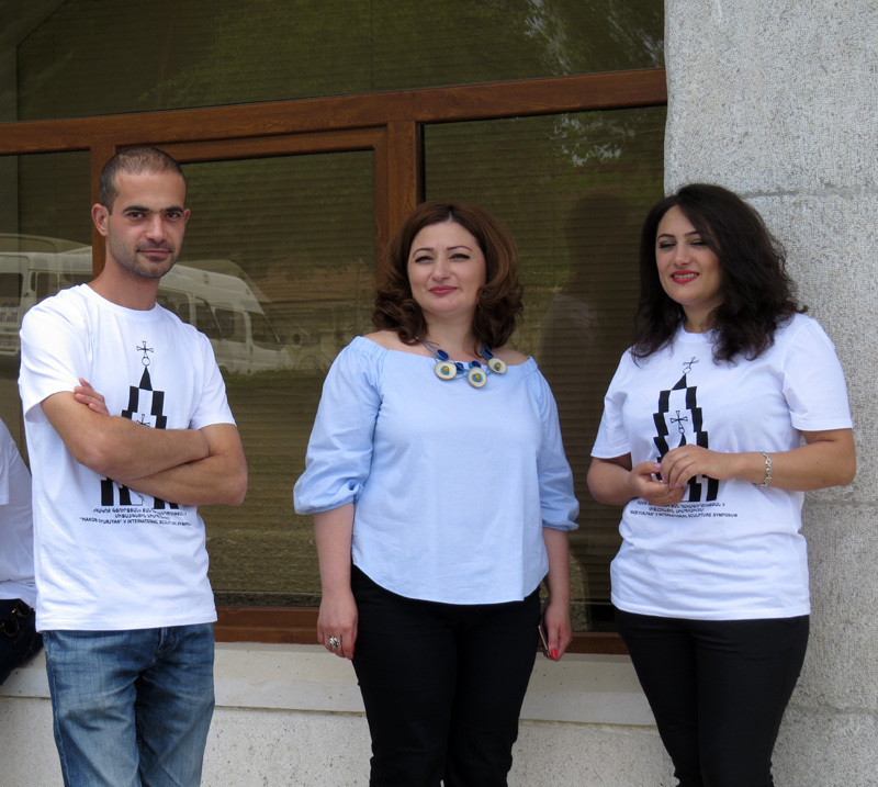 Лусине Гаспарян, директор музея изобразительных искусств ( в середине), слева от неё Мая Авагян (Армения), справа - Ананий Кочарян (Армения), участники симпозиума.