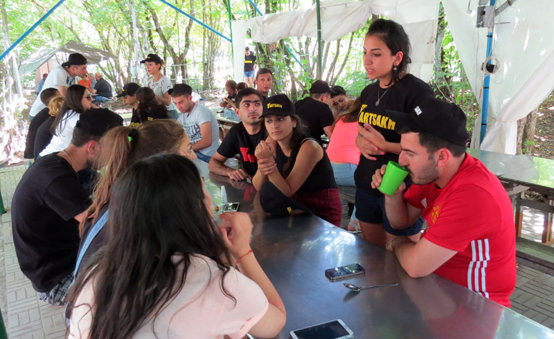 Алвард активная девушка  и по натуре своей она лидер.