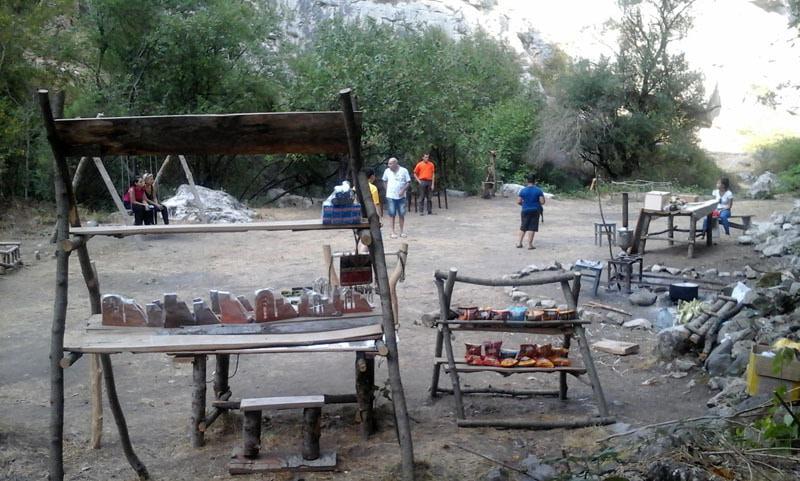  Вышли на поляну, где продавались сувениры, дошаб, тутовка, чай, кофе...