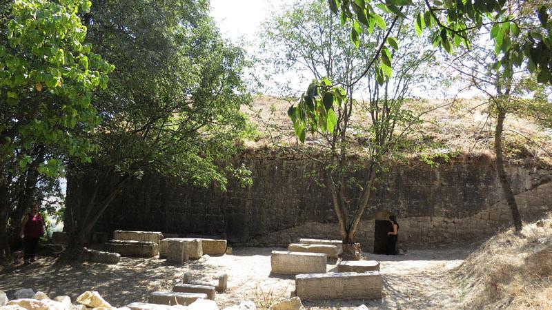  Северная часть церкви и найденные надгробия во дворе.