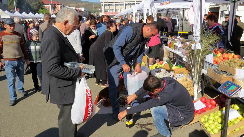 Мужчине понравилась водка из этой палатки.