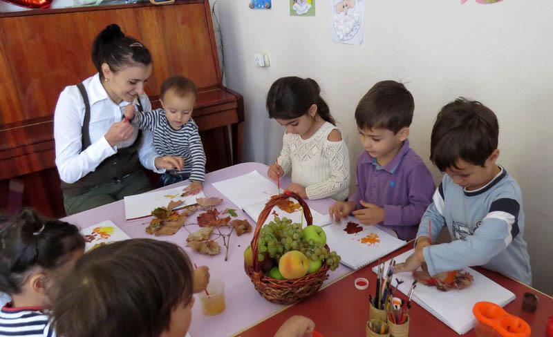 Малышка Анечка старается тоже что-то делать.