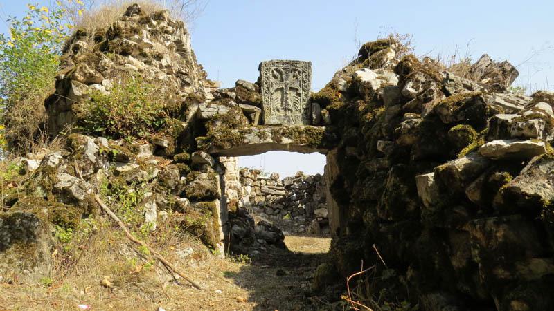 Чтобы войти вво внутрь монастырь, надо нагнуться и пройти через этот проём.