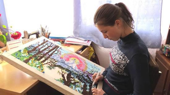 Марьям Арутюнян (Гадрут), 13 лет, вышивает гобелен.