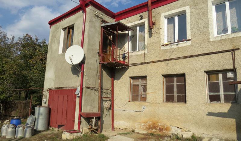 В дворе сделан лифт, по которому можно спуститься во двор.