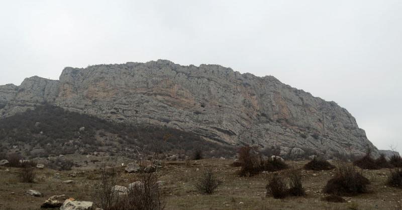 Слева нас сопровождала гряда скал.