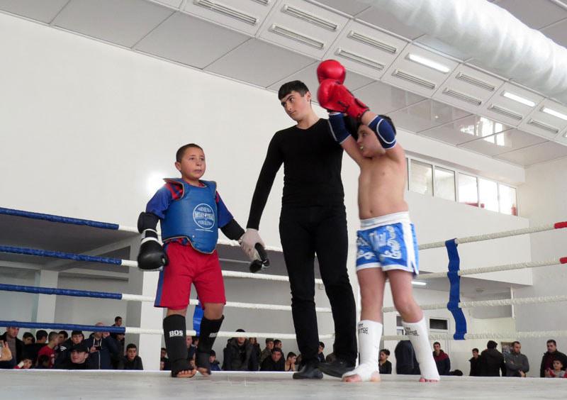 Рефери Давид Айрапетян (Степанкерт) поднимает руку победителя. Давид является чемпионом мира по муай тай среди юношей (2015 г.)