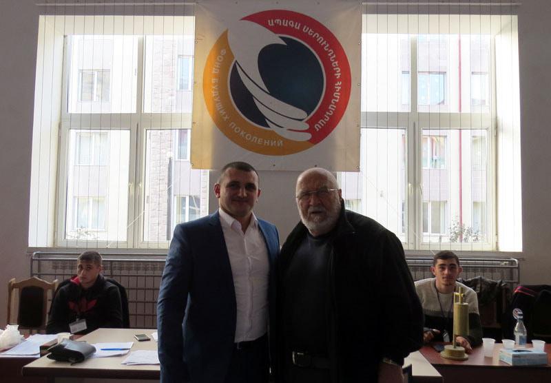Справа Григорий Габриелянц, председатель фонда Будищих поколений, почётный президент Ассоциации боевых искусств и Гарегин Агабалян, президент ассоциации боевых искусств Арцаха,