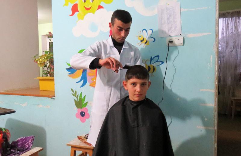  Причёска готова. Саркис доволен своим прикидом.